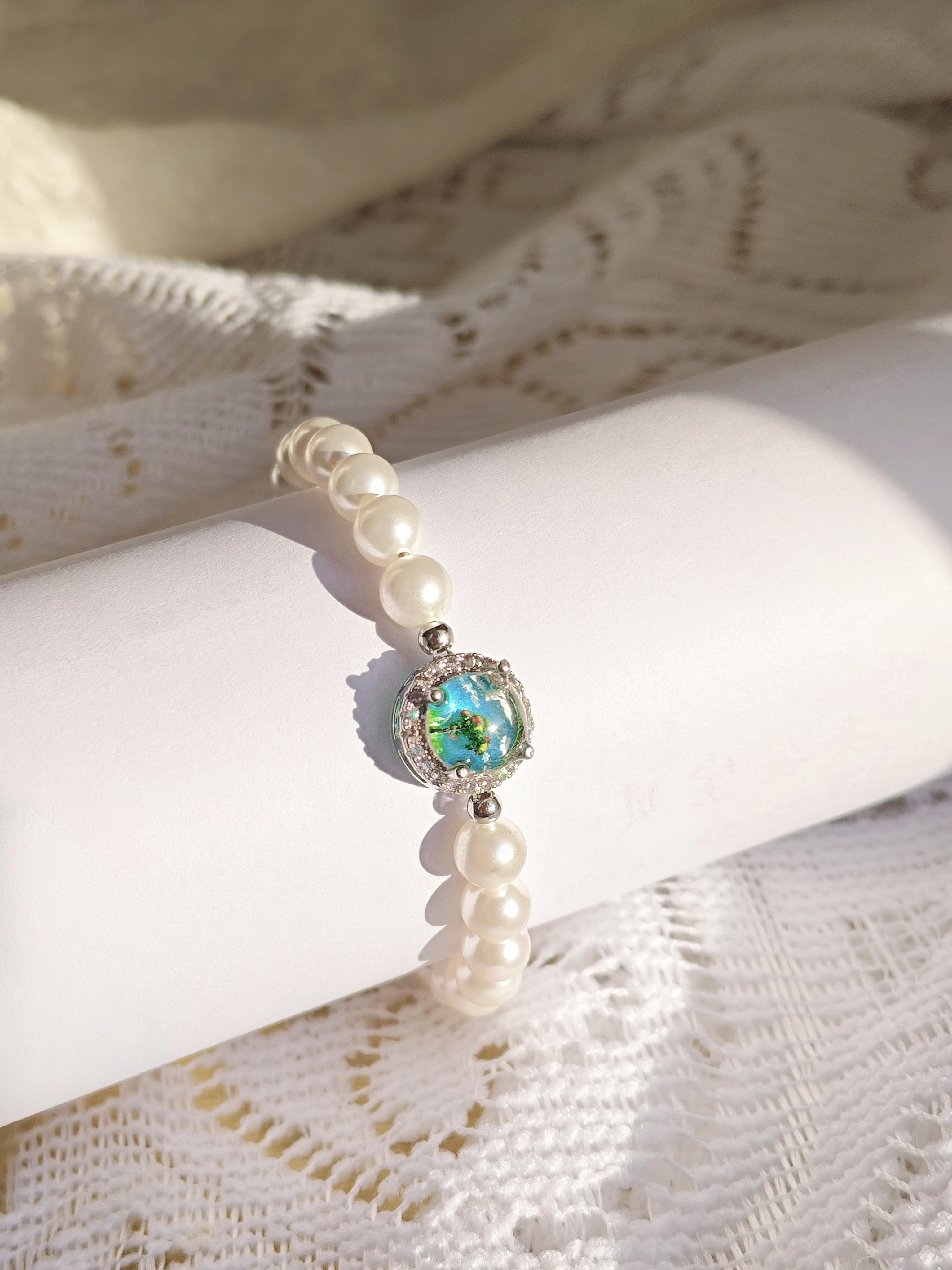 Pearl bracelet with a central memory keepsake bead