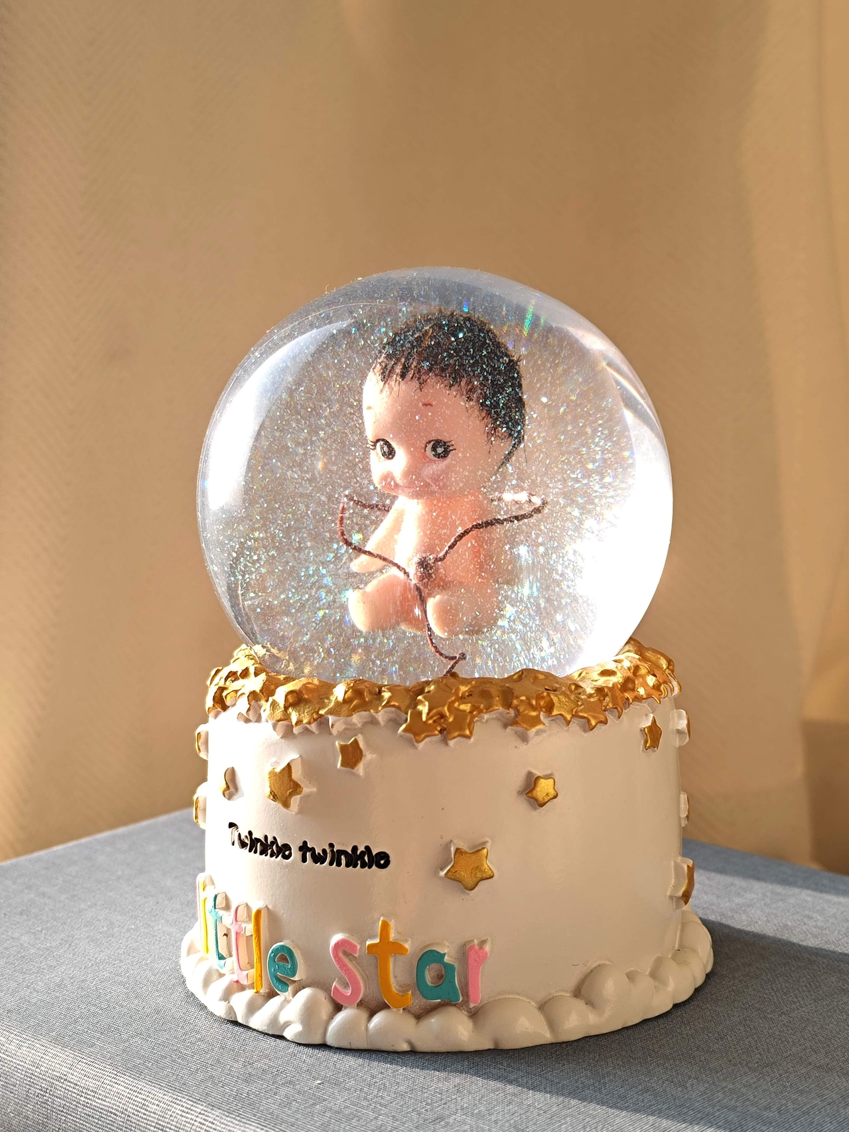 Resin keepsake holding newborn memory materials