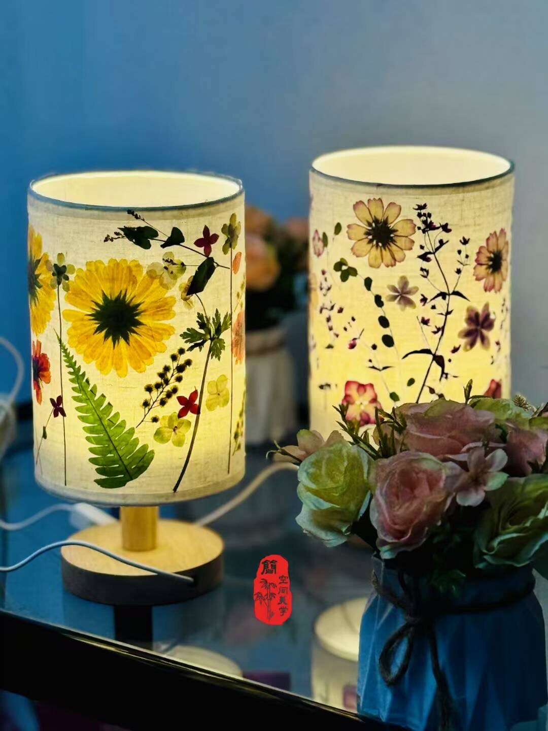 Courses and DIY kits section cover with pressed flower lamp materials